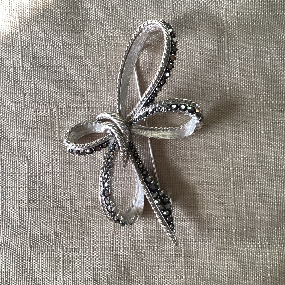 Avon silver tone bow brooch